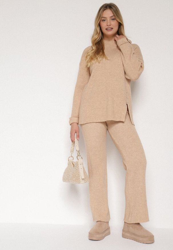 Born2be - Beżowy Komplet z Bawełną i Wełną Sweter z Guzikami i Proste Spodnie Reisadia. Kolor: beżowy. Materiał: wełna, bawełna