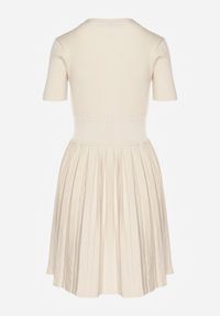 Renee - Jasnobeżowa Wiskozowa Sukienka Rozkloszowana Zdobiona Guzikami i Plisami Alulassa. Okazja: na spacer, na co dzień. Kolor: beżowy. Materiał: wiskoza. Wzór: aplikacja. Sezon: wiosna. Typ sukienki: rozkloszowane. Styl: casual, elegancki #8