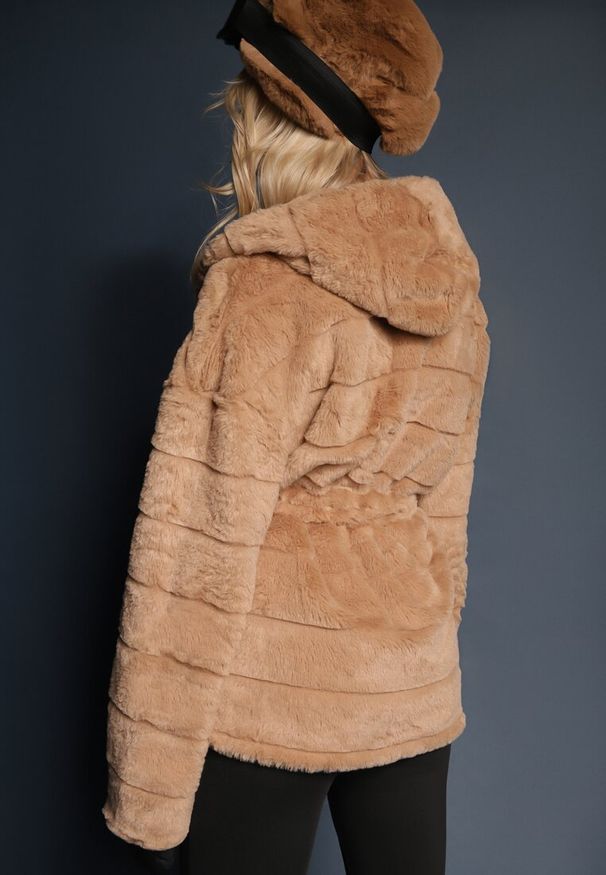 Renee - Beżowa Pikowane Futerko z Wiązaniem Asillia. Okazja: na co dzień. Kolor: beżowy. Materiał: futro. Styl: elegancki, casual