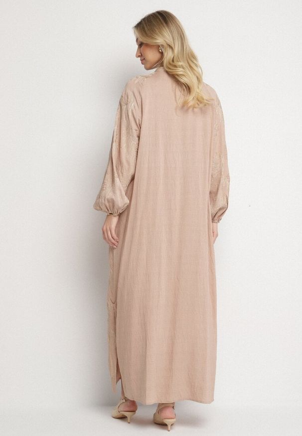 Born2be - Beżowa Wiskozowa Sukienka z Metaliczną Nicią i Haftami Norvezira. Okazja: na spacer, na co dzień. Typ kołnierza: dekolt w serek. Kolor: beżowy. Materiał: wiskoza. Długość rękawa: długi rękaw. Wzór: haft. Typ sukienki: proste. Styl: casual, elegancki