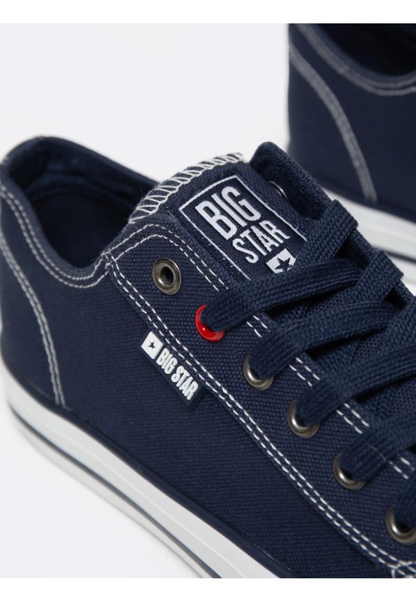 Big-Star - Trampki męskie niskie granatowe JJ174606 403. Okazja: na imprezę, do pracy, na uczelnię. Kolor: niebieski. Materiał: materiał, len, jeans. Styl: klasyczny