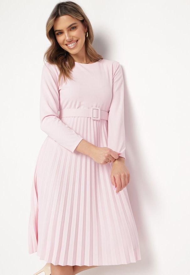 Born2be - Różowa Sukienka Midi z Plisowaną Spódnicą i Paskiem Ondinetta. Kolor: różowy. Długość rękawa: długi rękaw. Sezon: wiosna, lato. Styl: elegancki. Długość: midi