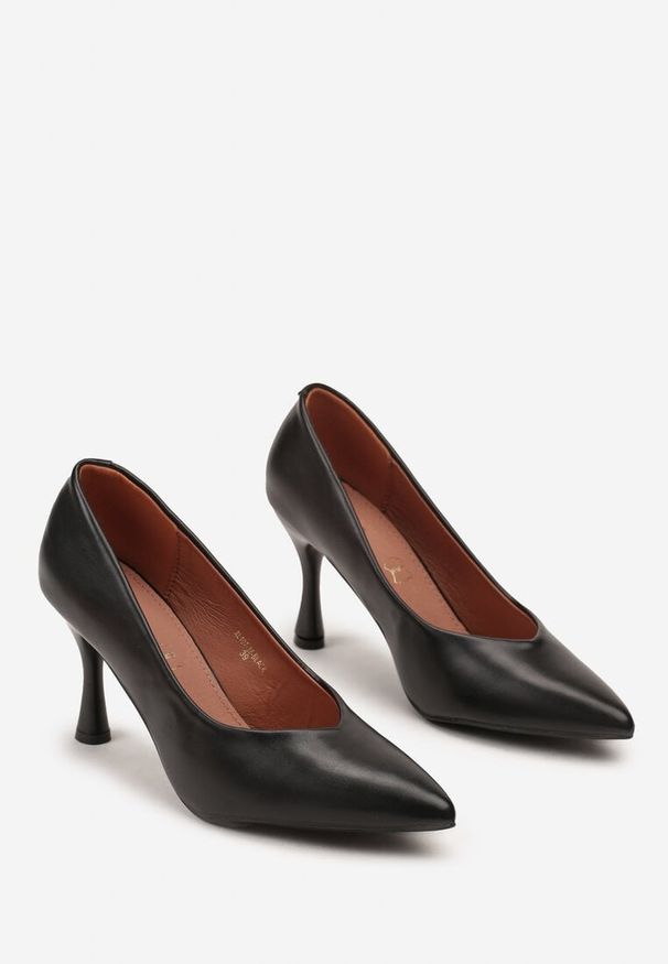 Renee - Czarne Szpilki Vices na Klepsydrowym Obcasie ze Skórzaną Wkładką Muzite. Okazja: na spotkanie biznesowe. Kolor: czarny. Materiał: skóra. Obcas: na obcasie. Styl: biznesowy, klasyczny. Wysokość obcasa: średni