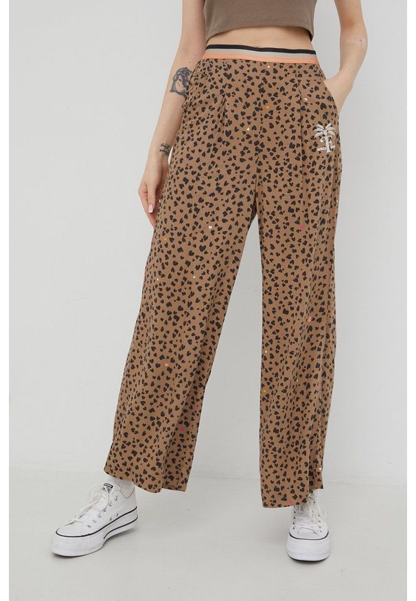 Femi Stories spodnie Olo damskie kolor brązowy szerokie high waist. Stan: podwyższony. Kolor: brązowy. Materiał: tkanina