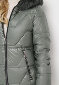 Born2be - Ciemnozielona Pikowana Kurtka z Kapturem i Futerkiem Sahria. Okazja: na co dzień. Typ kołnierza: kaptur. Kolor: zielony. Materiał: futro. Sezon: zima. Styl: klasyczny, casual, elegancki #2