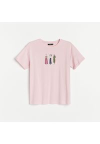 Reserved - Bawełniany t-shirt z oryginalnym nadrukiem - Różowy. Kolor: różowy. Materiał: bawełna. Wzór: nadruk #1