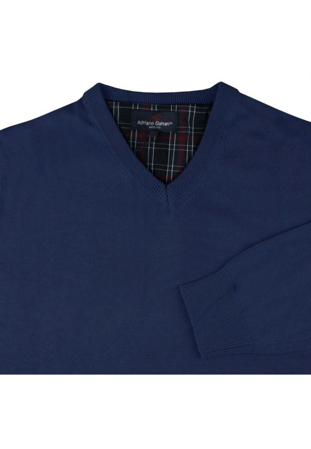 Męski, Bawełniany Sweter w Serek (V-neck) - Adriano Guinari - Granat. Okazja: na spotkanie biznesowe, do pracy, na co dzień. Typ kołnierza: dekolt w serek. Kolor: niebieski. Materiał: bawełna. Styl: elegancki, casual, klasyczny, biznesowy