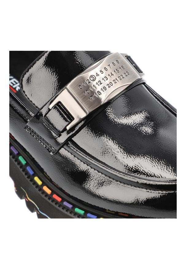 Czarne Półbuty Artiker Stylowe Obuwie Damskie. Okazja: na co dzień. Kolor: czarny. Materiał: lakier, skóra. Wzór: aplikacja, kolorowy. Obcas: na platformie. Styl: elegancki