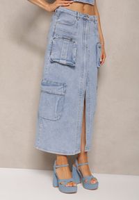 Renee - Niebieska Jeansowa Spódnica Regular Waist z Kieszeniami z Napami i Rozcięciem Alicella. Kolor: niebieski. Materiał: jeans. Styl: elegancki, klasyczny
