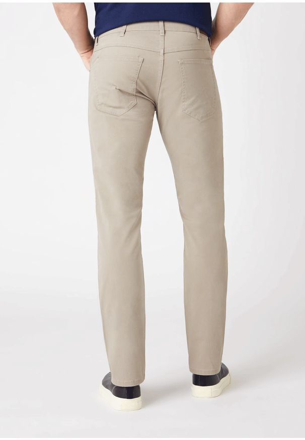 Wrangler - WRANGLER STRAIGHT SPODNIE MĘSKIE MATERIAŁOWE KHAKI W10TKA787 112126008. Kolor: brązowy