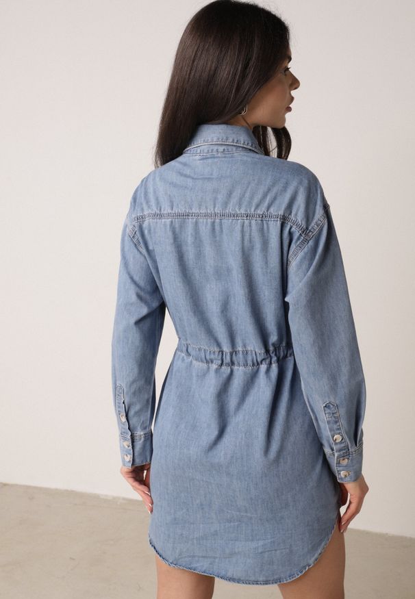 Born2be - Niebieska Koszulowa Sukienka Jeansowa z Marszczeniem i Guzikami Dorinatta. Okazja: na co dzień. Kolor: niebieski. Materiał: jeans. Wzór: ażurowy. Typ sukienki: koszulowe. Styl: casual, elegancki