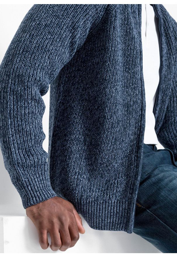 bonprix - Sweter z grubej, prążkowanej dzianiny z miękkiej mieszanki bawełny. Typ kołnierza: kołnierzyk stójkowy. Kolor: niebieski. Materiał: prążkowany, dzianina, bawełna. Wzór: prążki