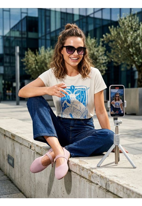 Sinsay - Bawełniana koszulka z nadrukiem - biały. Kolor: biały. Materiał: bawełna. Wzór: nadruk