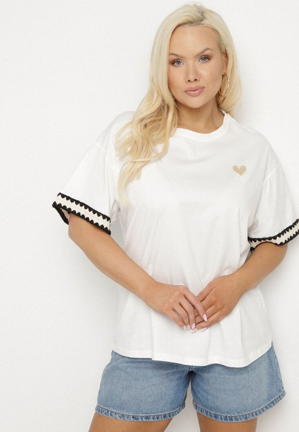 Born2be - Biały Bawełniany T-shirt o Kroju Oversize ze Zdobieniem przy Rękawach Milatia. Okazja: na co dzień. Kolor: biały. Materiał: bawełna. Wzór: aplikacja. Styl: elegancki, casual