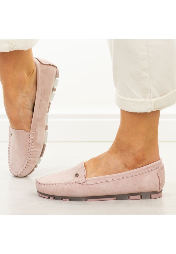 Różowe mokasyny damskie Filippo Dp2037/26. Okazja: na co dzień, na spacer. Nosek buta: okrągły. Kolor: różowy. Materiał: nubuk, skóra. Sezon: wiosna, lato. Obcas: na obcasie. Styl: casual, klasyczny, elegancki