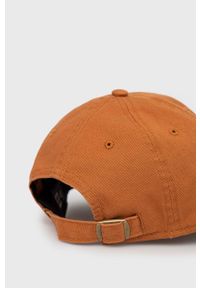 New Era czapka bawełniana kolor brązowy z aplikacją. Kolor: brązowy. Materiał: bawełna. Wzór: aplikacja