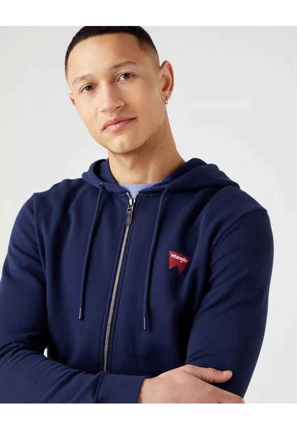 Wrangler - WRANGLER ZIP THRU HOODIE MĘSKA BLUZA KAPTUR LOGO 112320253. Okazja: na spacer, na co dzień. Typ kołnierza: kaptur. Materiał: bawełna, puch, jeans. Styl: klasyczny, casual, sportowy, elegancki