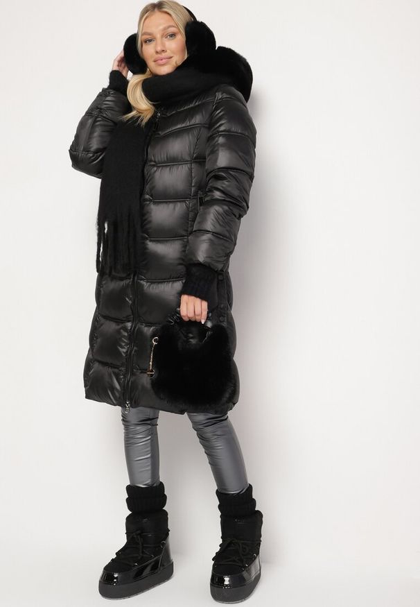 Born2be - Czarna Pikowana Kurtka Płaszcz za Kolano z Kapturem i Futerkiem Naelora. Okazja: na co dzień, na spacer. Typ kołnierza: kaptur. Kolor: czarny. Materiał: futro. Styl: klasyczny, casual