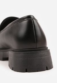 Renee - Czarne Mokasyny na Płaskiej Podeszwie Ozdobione Metaliczną Aplikacją Evalith. Okazja: na spotkanie biznesowe, do pracy. Kolor: czarny. Materiał: jeans. Wzór: aplikacja. Sezon: wiosna, lato. Obcas: na płaskiej podeszwie. Styl: biznesowy, elegancki, klasyczny #7