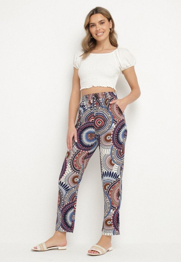 Born2be - Niebiesko-Brązowe Bawełniane Spodnie o Szerokim Kroju z Wysokim Stanem ze Wzorem Boho Zarrive. Okazja: na co dzień. Stan: podwyższony. Kolor: niebieski. Materiał: bawełna. Styl: boho