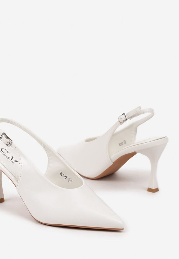 Renee - Białe Sandały na Szpilce w Stylu Slingback Delaneta. Okazja: na co dzień. Zapięcie: sprzączka. Kolor: biały. Materiał: jeans. Obcas: na szpilce. Styl: casual, elegancki, street