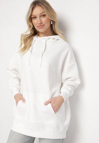 Born2be - Biała Bluza z Kapturem Dagdere. Typ kołnierza: kaptur. Kolor: biały. Materiał: dzianina, jeans, polar. Długość rękawa: długi rękaw. Długość: długie. Wzór: gładki. Sezon: zima, jesień. Styl: sportowy