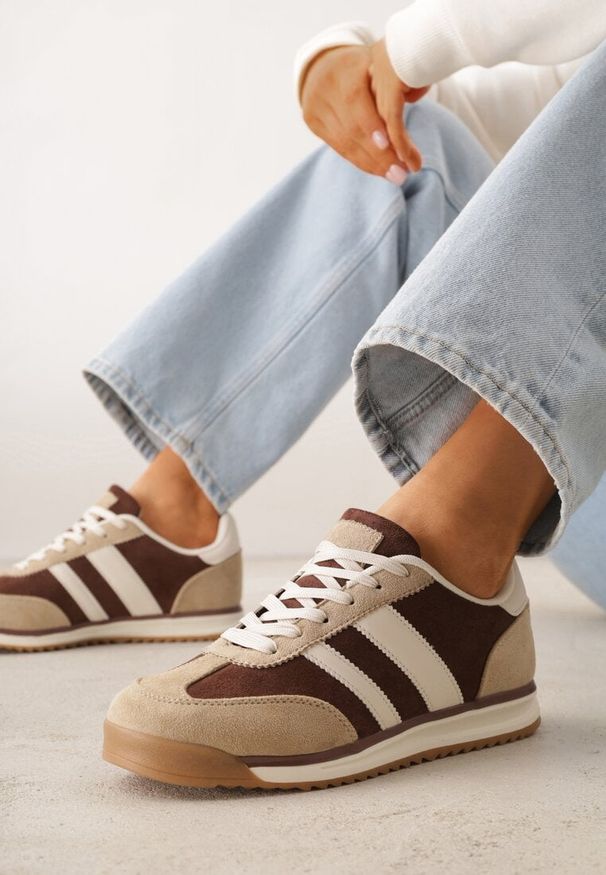 Renee - Brązowe Sneakersy Ozdobione z Boku Paskami Ariene. Okazja: na co dzień. Zapięcie: pasek. Kolor: brązowy. Materiał: jeans, materiał. Wzór: aplikacja. Sezon: wiosna