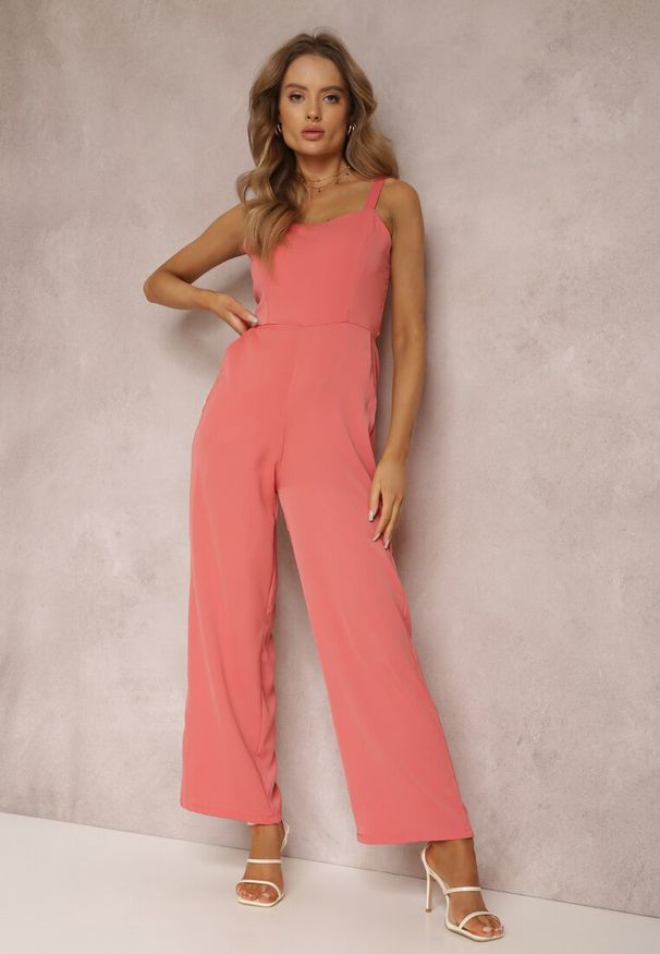 Renee - Różowy Kombinezon Delope. Okazja: na co dzień, do pracy. Kolor: różowy. Materiał: tkanina. Długość rękawa: na ramiączkach. Długość: długie. Wzór: jednolity, gładki. Styl: casual