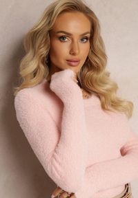 Renee - Różowy Puchaty Sweter Wełniany Ourlla. Kolor: różowy. Materiał: wełna. Styl: klasyczny #3