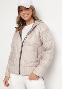 Born2be - Beżowa Dwustronna Kurtka Pikowana z Kieszeniami i Kapturem Eralethra. Okazja: na spacer, na co dzień. Kolor: beżowy. Materiał: jeans. Długość rękawa: długi rękaw. Długość: długie. Wzór: aplikacja. Styl: casual, elegancki #2