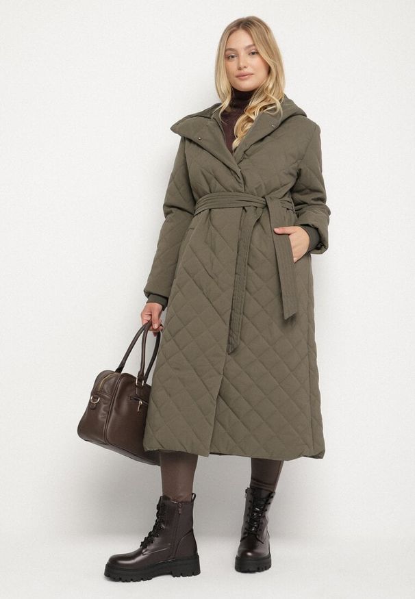 Born2be - Ciemnobeżowa Pikowana Kurtka Przejściowa z Kapturem i Wiązanym Paskiem Vonella. Okazja: do pracy, na spacer, na co dzień, na spotkanie biznesowe. Typ kołnierza: kaptur. Kolekcja: plus size. Kolor: beżowy. Materiał: jeans. Styl: klasyczny, casual, elegancki, biznesowy