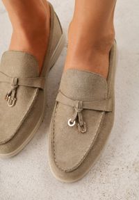 Renee - Jasnozielone Mokasyny z Imitacji Zamszu Zdobione Zawieszką i Przeszyciem Aezoris. Okazja: na co dzień. Kolor: zielony. Materiał: zamsz. Wzór: aplikacja. Styl: casual, elegancki #9