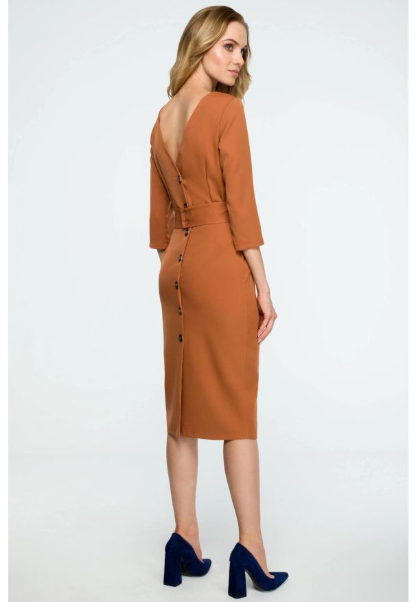 Sukienki.shop - Sukienka ołówkowa midi z dekoltem V na plecach brązowa. Okazja: na spotkanie biznesowe, do pracy. Kolor: brązowy. Typ sukienki: ołówkowe. Styl: biznesowy, elegancki, klasyczny, wizytowy. Długość: midi