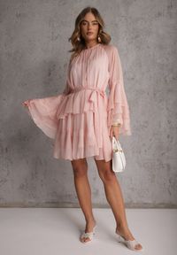 Renee - Różowa Eteryczna Sukienka z Falbanami i Wiązanym Paskiem w Talii Rivania. Kolor: różowy #8