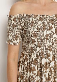 Born2be - Jasnobeżowa Bawełniana Sukienka z Dekoltem Typu Hiszpanka i Lekką Falbanką Hannesia. Okazja: na co dzień. Typ kołnierza: dekolt hiszpanka. Kolor: beżowy. Materiał: bawełna. Sezon: wiosna, lato. Styl: casual, elegancki. Długość: mini #2