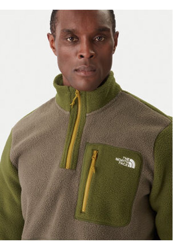 The North Face Polar Yumiori NF0A883S Khaki Regular Fit. Kolor: brązowy. Materiał: syntetyk