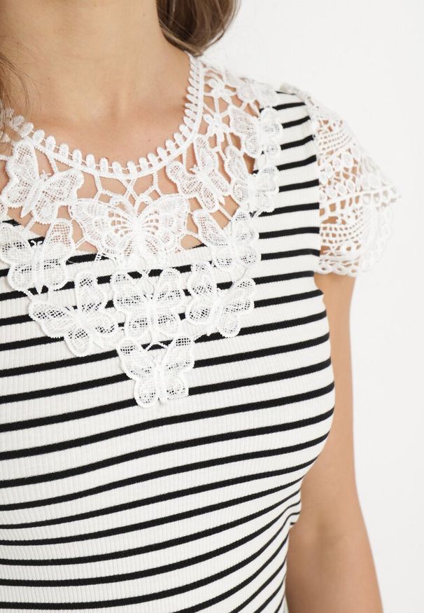 Born2be - Biało-Czarny T-shirt z Bawełny z Koronką przy Dekolcie i Rękawach Alilama. Okazja: na randkę. Typ kołnierza: dekolt w kształcie V. Kolor: biały. Materiał: koronka, bawełna. Długość rękawa: krótki rękaw. Długość: krótkie. Wzór: koronka. Styl: klasyczny