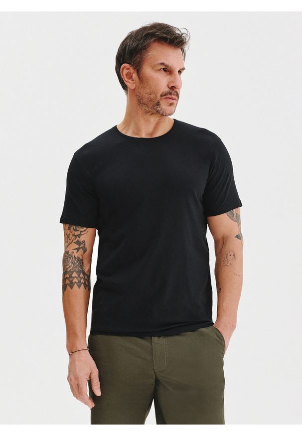 Pako Lorente - PAKO LORENTE – Czarny gładki t-shirt męski. Kolor: biały, czarny, niebieski. Materiał: bawełna, elastan. Długość rękawa: krótki rękaw. Długość: krótkie. Wzór: gładki. Styl: klasyczny