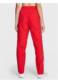 Fila Spodnie dresowe Zunyi FAW0263 Czerwony Regular Fit. Kolor: czerwony. Materiał: dresówka, syntetyk #4