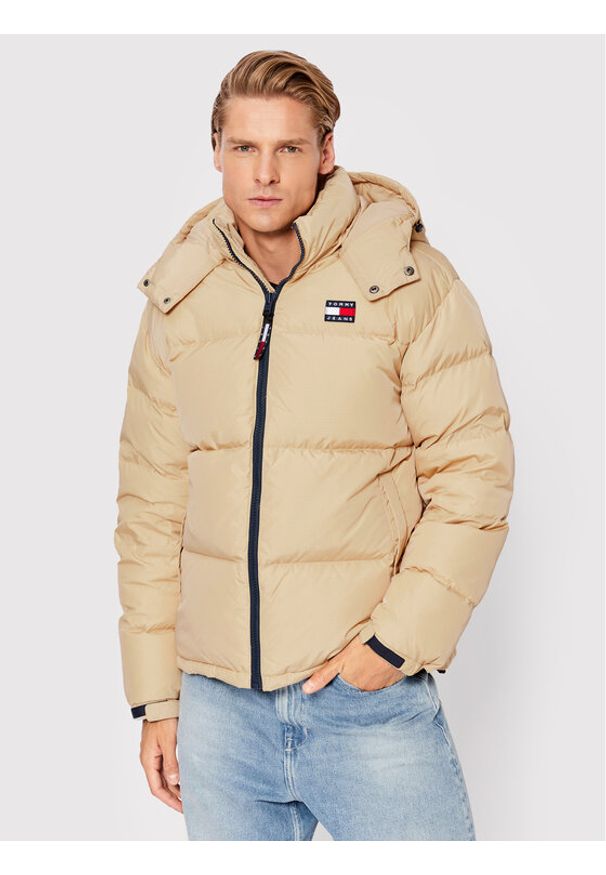 Kurtka puchowa Tommy Jeans. Kolor: beżowy. Materiał: puch, syntetyk