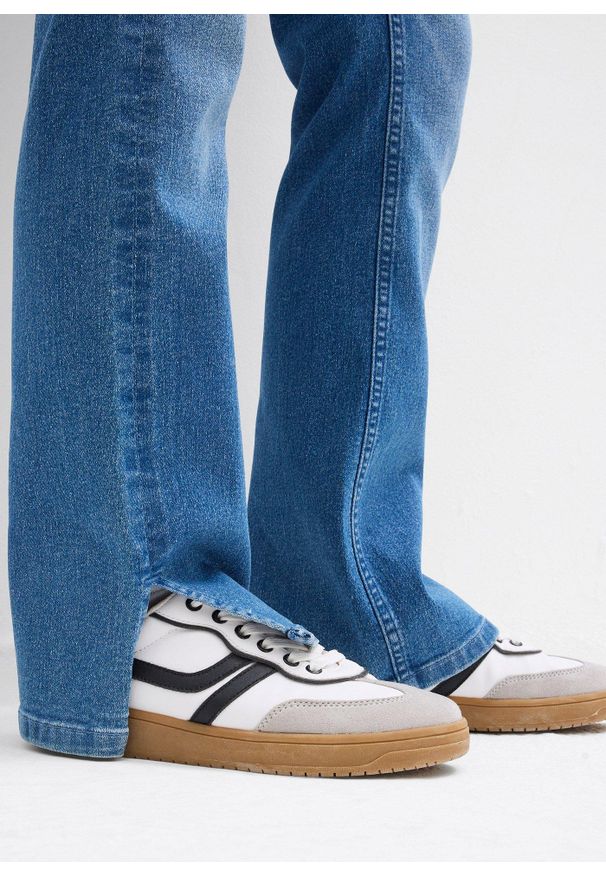 bonprix - Dżinsy bootcut ze średnim stanem. Kolor: niebieski