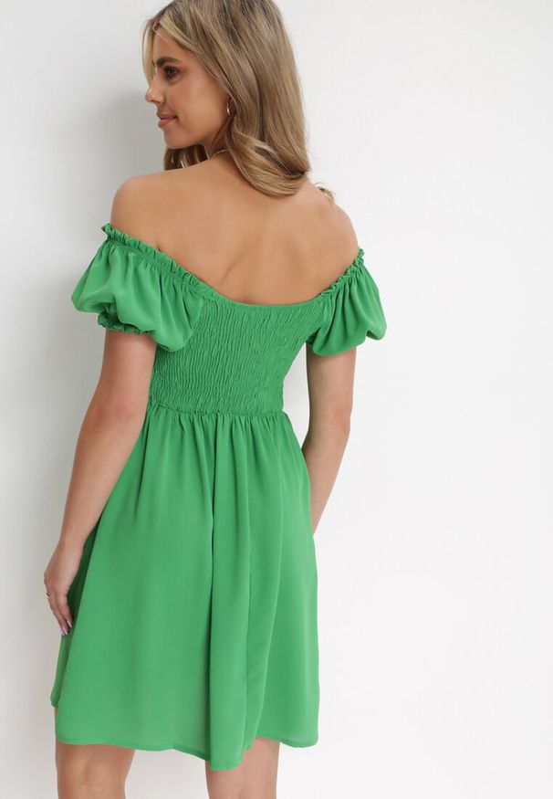 Born2be - Zielona Sukienka Mini Hiszpanka z Marszczoną Gumką Lakenzie. Typ kołnierza: dekolt hiszpanka. Kolor: zielony. Długość rękawa: krótki rękaw. Sezon: wiosna, lato. Typ sukienki: rozkloszowane. Długość: mini