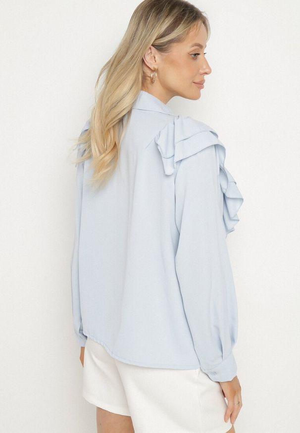Born2be - Jasnoniebieska Koszula z Ozdobną Falbaną Cornelea. Okazja: na co dzień. Kolor: niebieski. Materiał: jeans. Styl: casual, elegancki, klasyczny