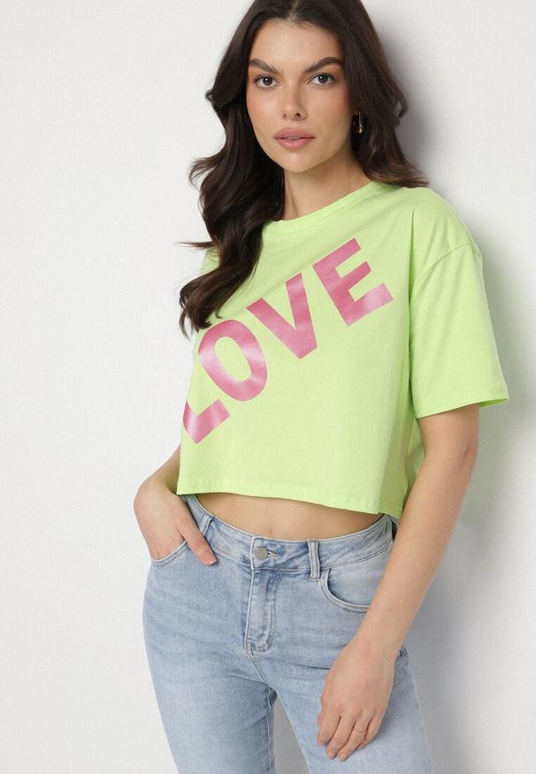 Born2be - Zielony Bawełniany T-shirt Oversize o Krótkim Kroju z Napisem Sannelia. Okazja: na co dzień. Kolor: zielony. Materiał: bawełna. Długość: krótkie. Wzór: napisy. Styl: casual