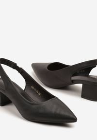 Renee - Czarne Sandały Vices na Słupkowym Obcasie z Ozdobną PerforacjąTelarelle. Okazja: na co dzień. Nosek buta: szpiczasty. Kolor: czarny. Materiał: jeans. Obcas: na obcasie. Styl: casual. Wysokość obcasa: średni #8