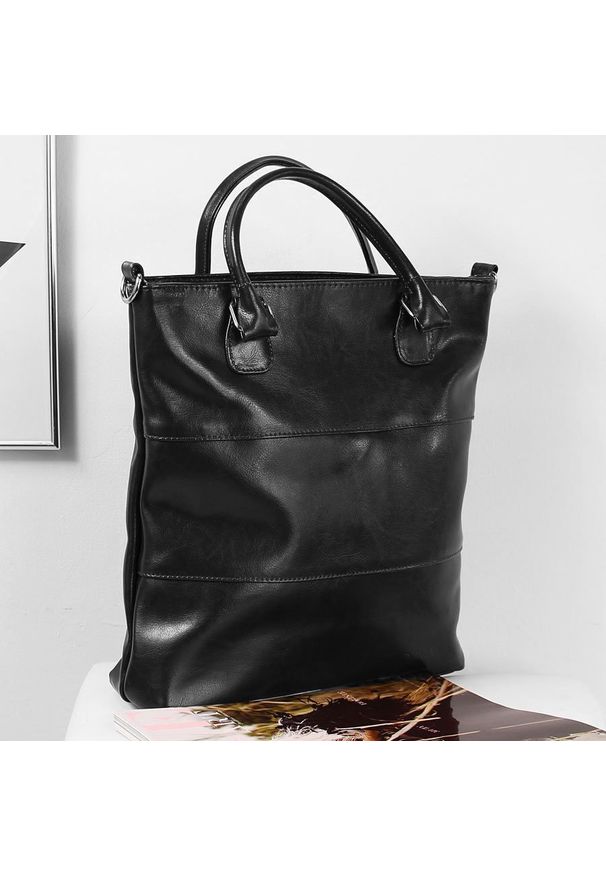 Skórzana torebka DAN-A T393 czarna. Kolor: czarny. Materiał: skórzane