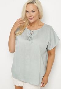Born2be - Jasnozielona Bluzka z Wiskozą Wiązana przy Dekolcie Dovarelle. Okazja: na co dzień. Kolekcja: plus size. Kolor: zielony. Materiał: wiskoza. Długość rękawa: krótki rękaw. Długość: krótkie. Styl: elegancki, casual