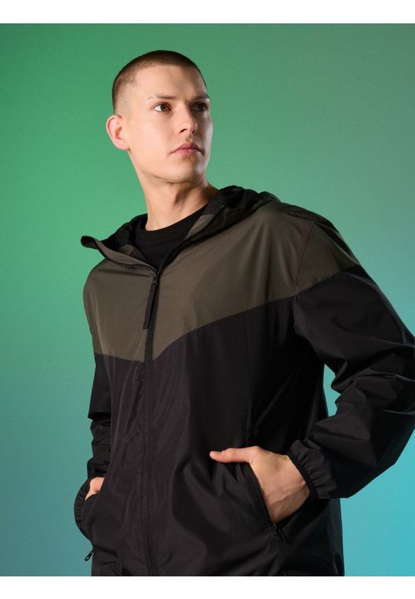 Sinsay - Lekka kurtka wiatrówka z kapturem - khaki. Typ kołnierza: kaptur. Kolor: brązowy