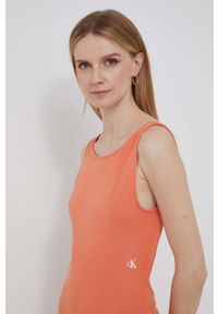 Calvin Klein Jeans sukienka kolor pomarańczowy midi dopasowana. Kolor: pomarańczowy. Materiał: dzianina. Typ sukienki: dopasowane. Długość: midi #6