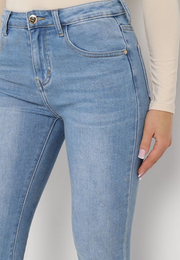 Born2be - Jasnoniebieskie Jeansy Dzwony z Postrzępionymi Nogawkami Hellise. Okazja: na co dzień. Kolor: niebieski. Styl: klasyczny, casual, retro, elegancki